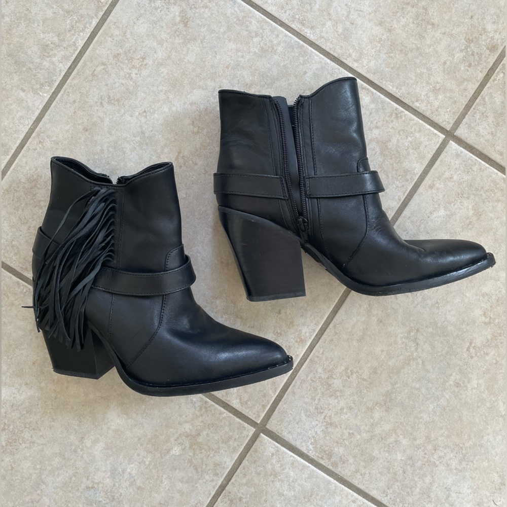 Gianni Bini Women’s Ankle Leather Boots. Size 8M